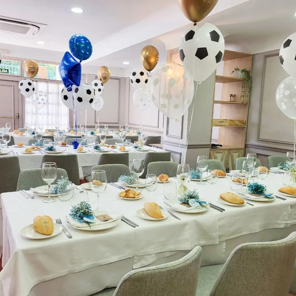 Celebración de comunión con globos
