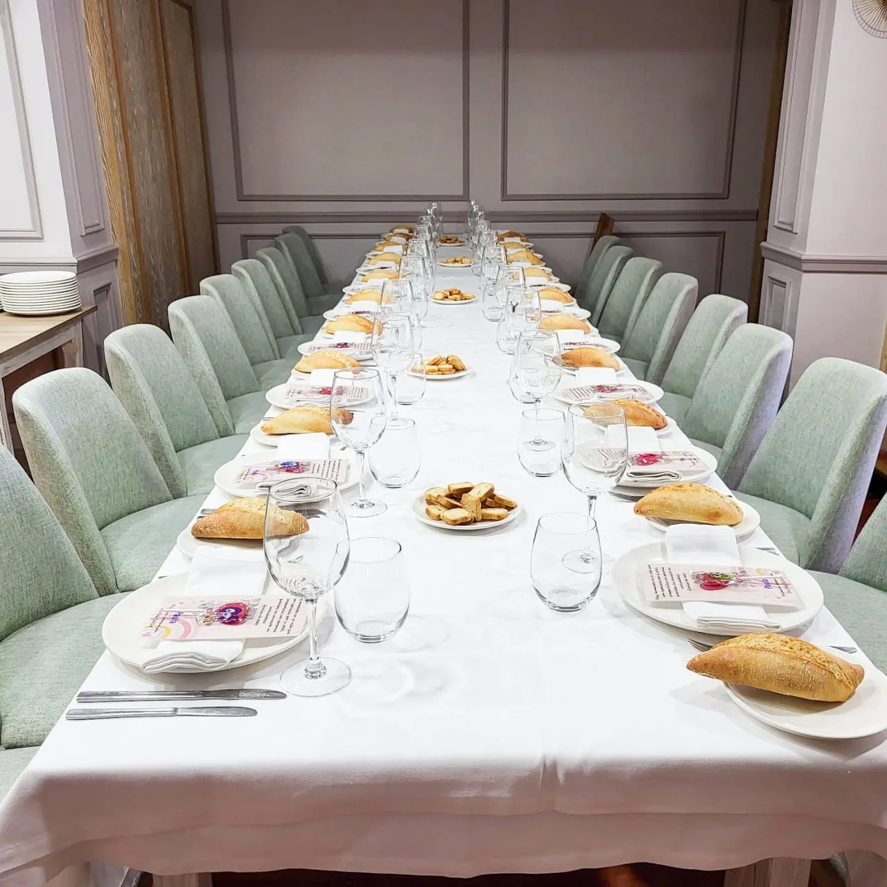 Mesa larga preparada para una celebración