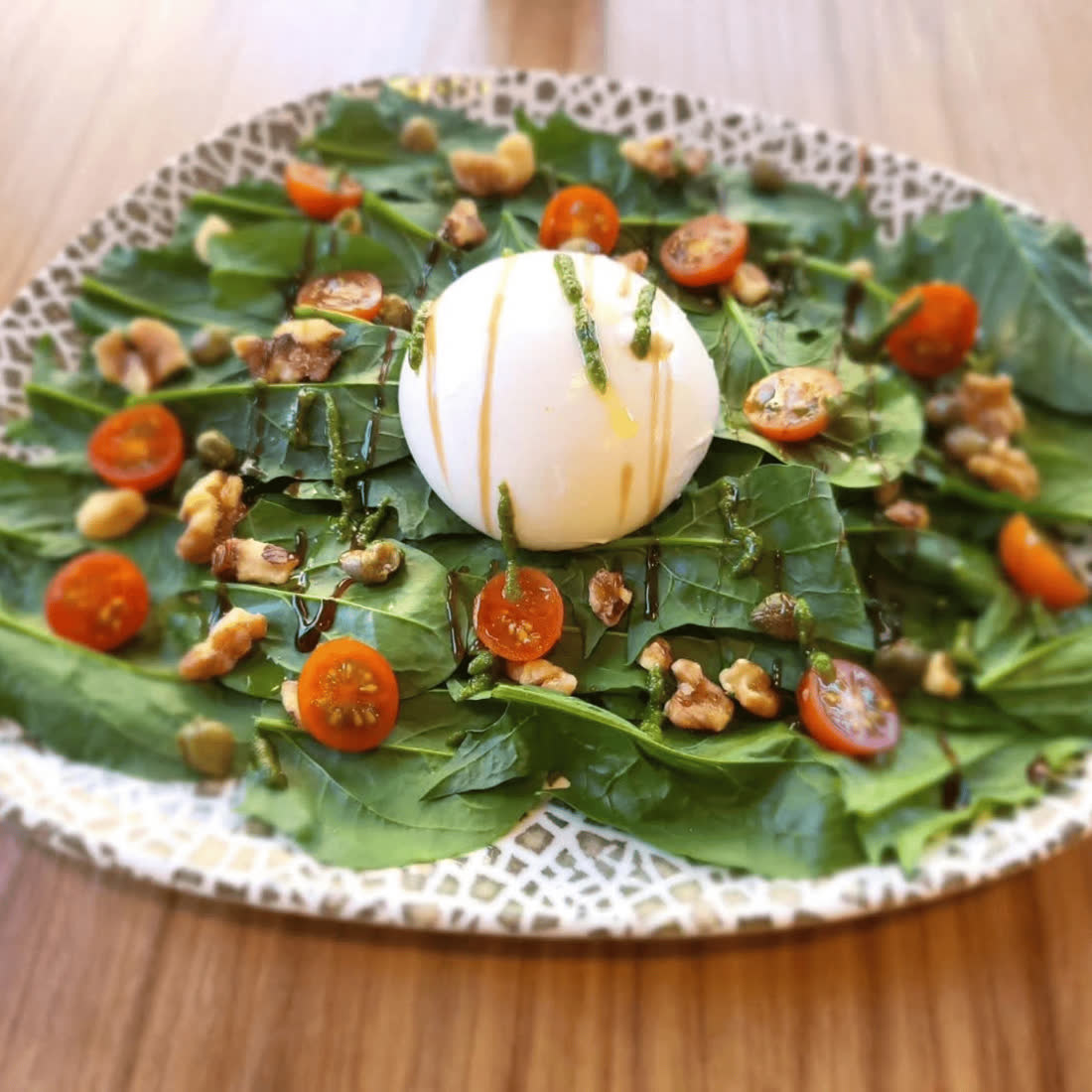 Ensalada de burrata con tomate y nueces