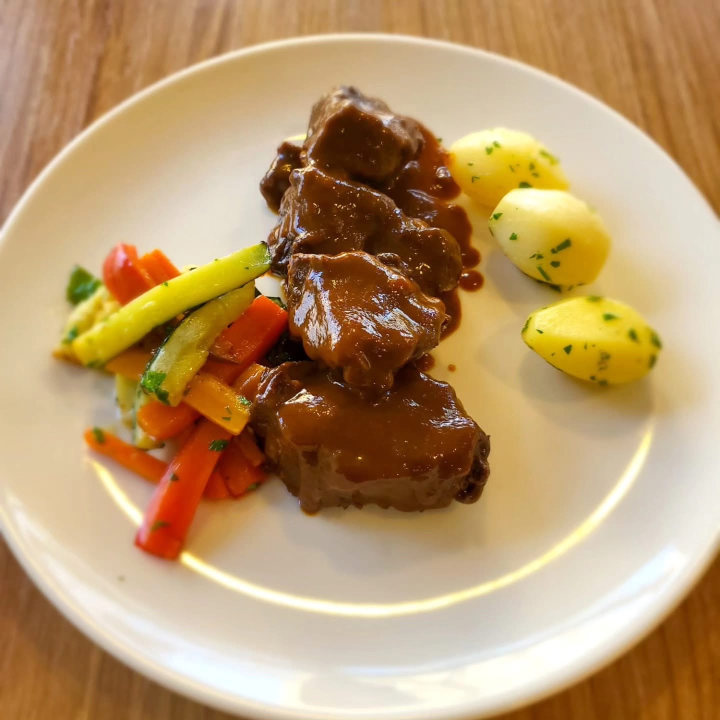 Carrillada estofada con verduras y patatas