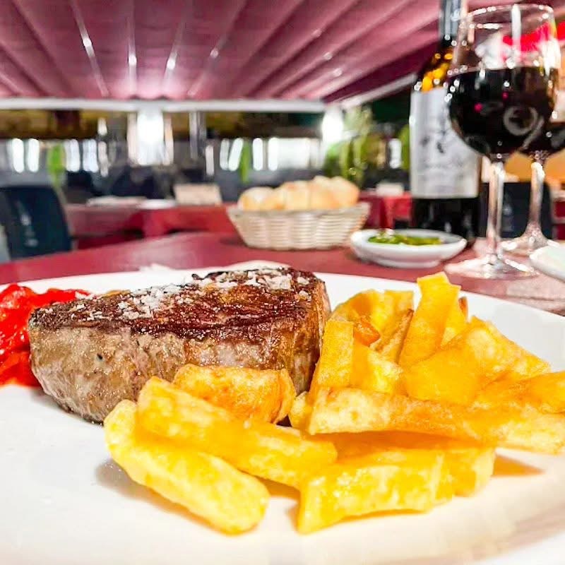 Solomillo con patatas fritas en la terraza